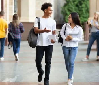 StudentLife_StudentGroup_Walking_Outdoor_GettyImages-1165524880